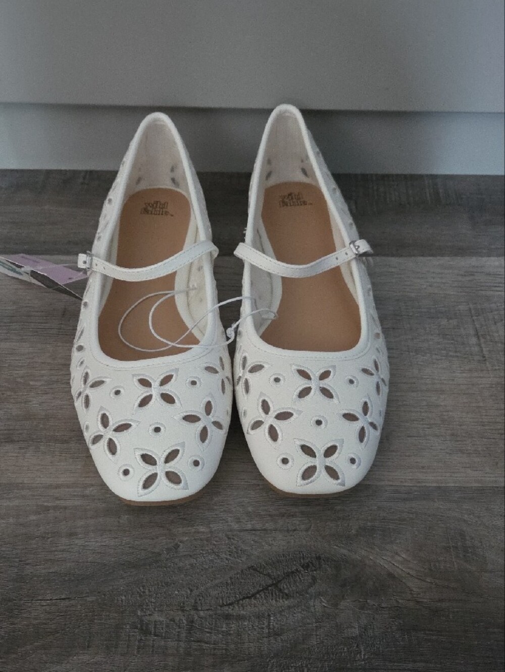 White Floral Cutout Elsa Mary Jane Flats, Size 8, New In Box - Picture 3 of 10